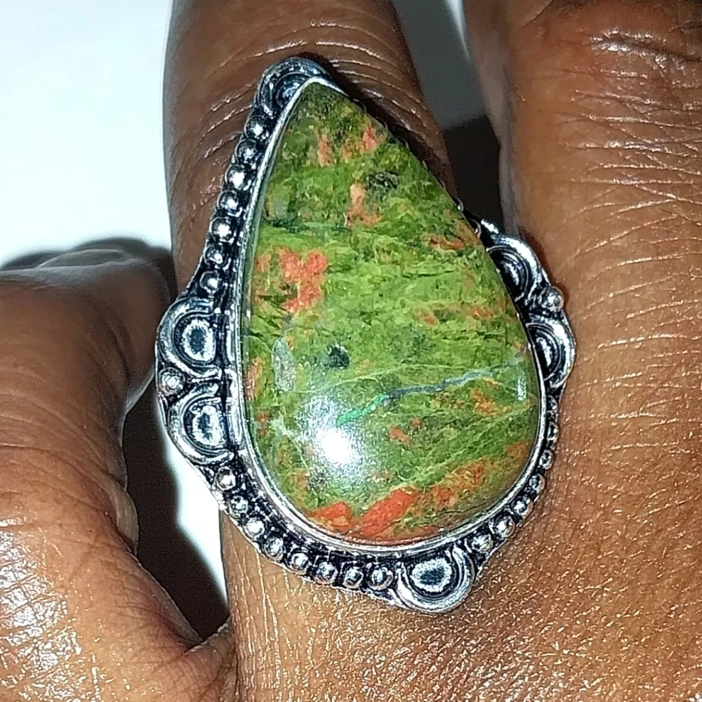 Vintage Elegant Green and Red Stone 925 Silver Ring